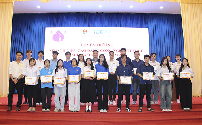 Khen thưởng để tạo động lực học tập và rèn luyện trong mỗi sinh viên